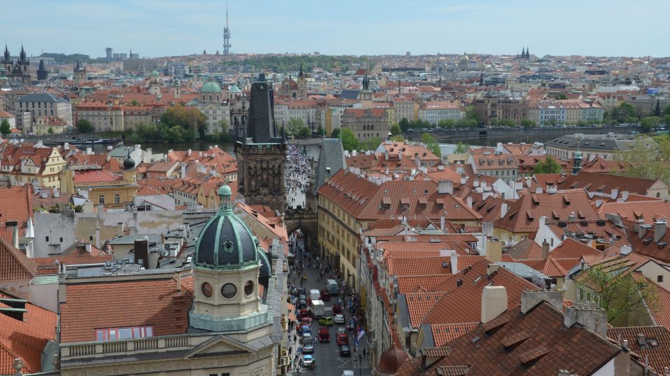 Netradiční pohled na Karlův most z oken zvonice.JPG