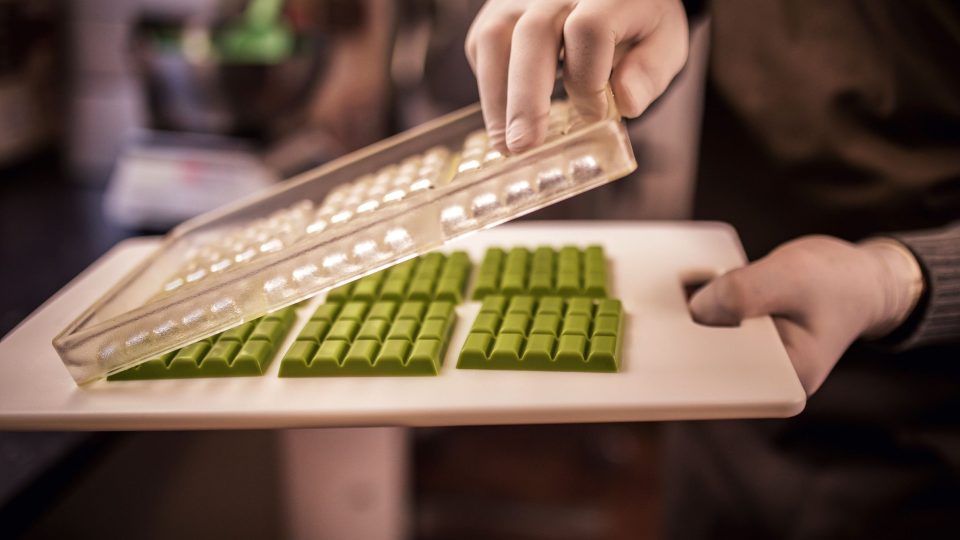 Tabulky čokolády opouštějí formu