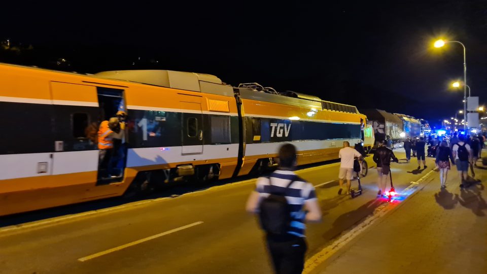 Příjezd rychlovlaku TGV na brněnské výstaviště sledovaly stovky lidí