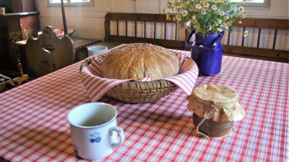 Chleba byl jedním z důležitých symbolů  rodiny Jiráskových, Pekařské řemeslo tu provozoval Aloisův otec Josef