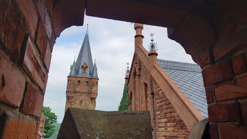 Červený zámek při pohledu z věže