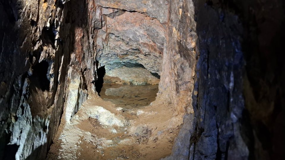 Ve štole sv. Josefa se místy prolézá nízkým překopem k další zlatonosné žíle, kolem které vede návazná chodba