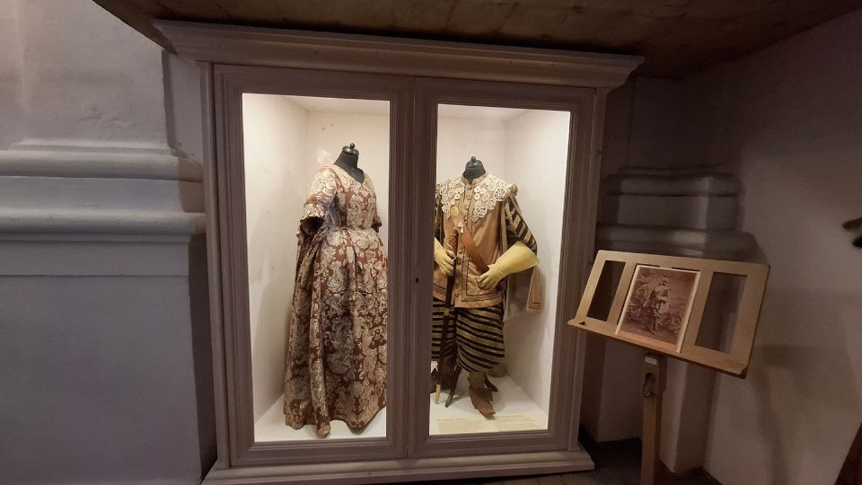 Na zámku se zachovala i velká sbírka původních divadelních kostýmů