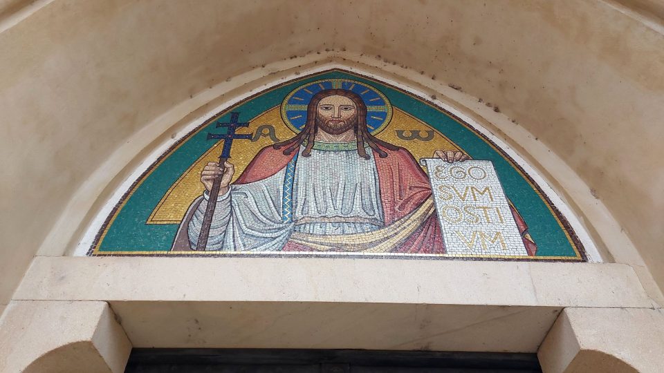 Mozaika nad vchodem do kostela