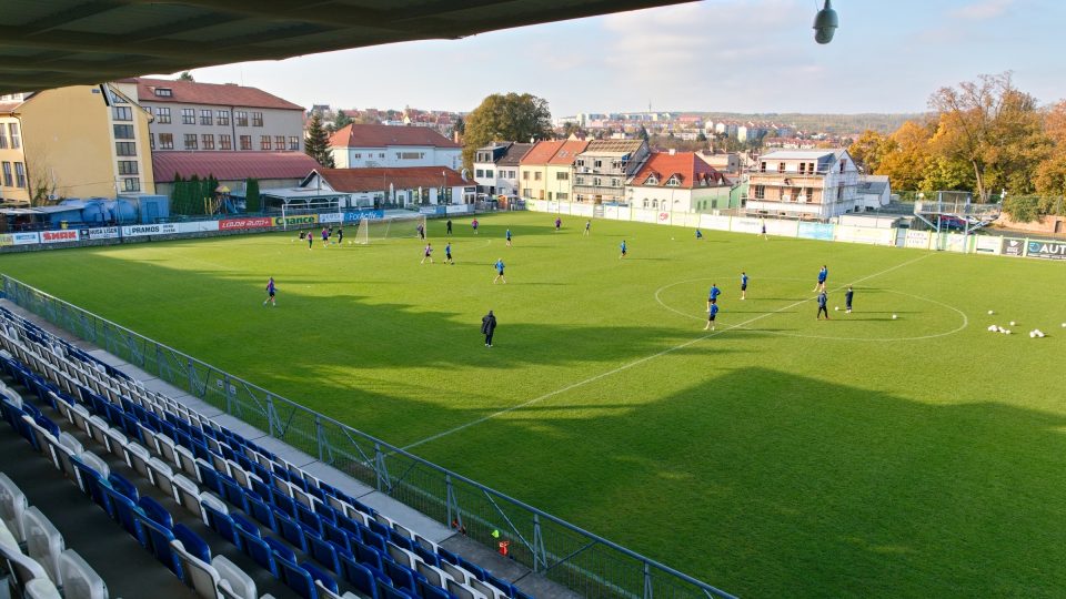 Diváci mají z tribun nejen dokonalý přehled o hře, ale nabízí se jim také pěkné panorama hádecké plošiny