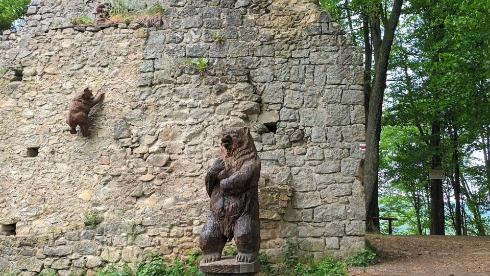 Před hradem narazíte na medvědy. Naštěstí jen dřevěné