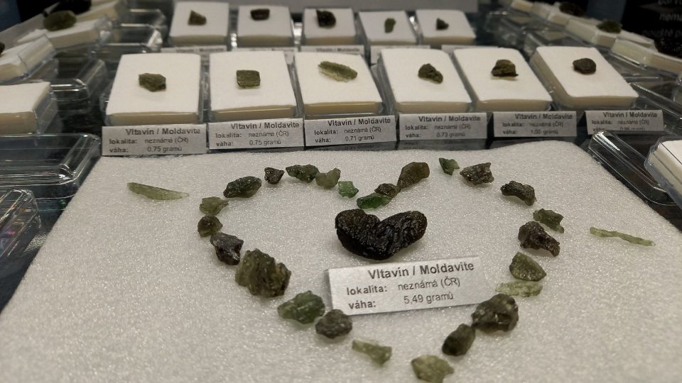 Vltavíny v expozici Muzea meteoritů