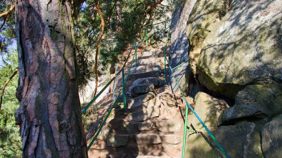 Na vyhlídku Zahrádka vede cesta místy i po schodech dolů | foto: Jaroslav Hoření, Český rozhlas Na vyhlídku Zahrádka vede cesta místy i po schodech dolů