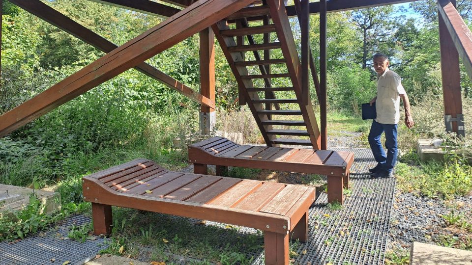 Po sestupu z rozhledny je možné využít odpočinkovou zónu. Jsou tu dřevěná lehátka i lavice se stolem