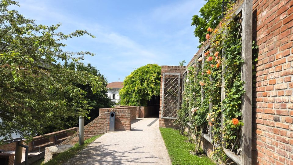 Na terasách mezi empírovým schodištěm Bono publico a Gočárovým schodištěm