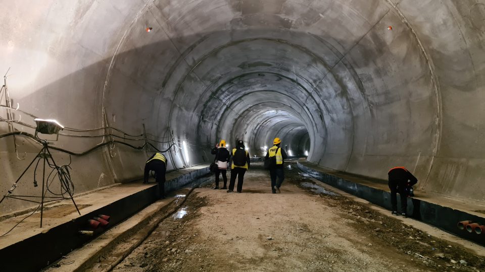 Hrubá stavba tramvajového tunelu v Brně podél budoucího VMO Žabovřeská