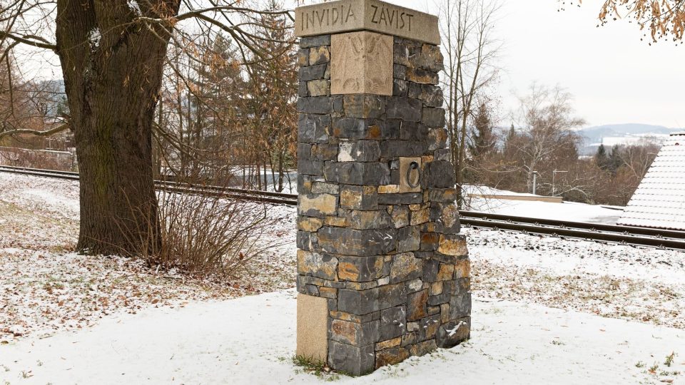 Páté zastavení připomíná Závist