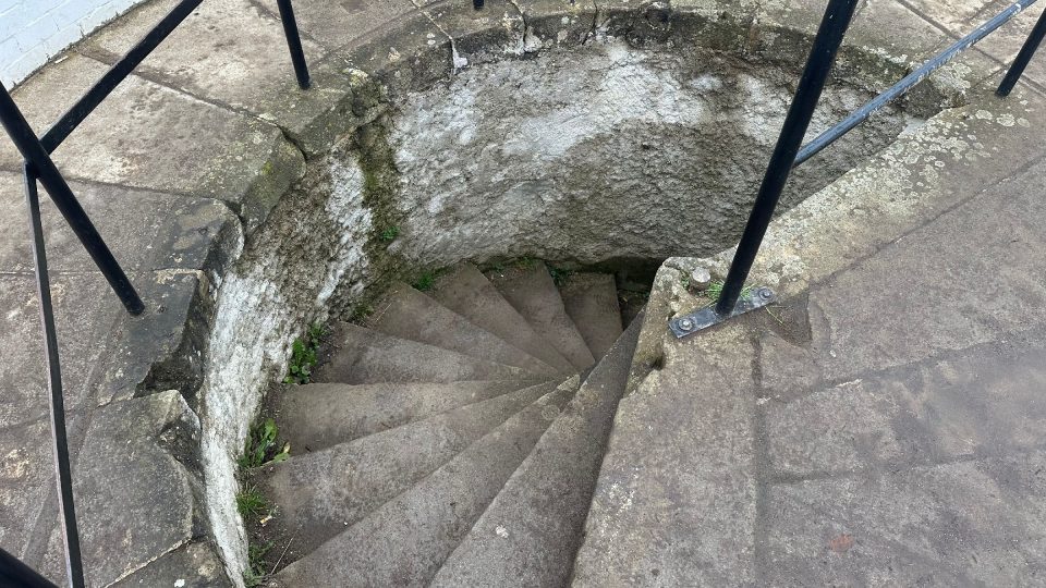 Na vrchol rozhledny vás dovede kamenné točité schodiště | foto: Jana Strejčková, Český rozhlas Na vrchol rozhledny vás dovede kamenné točité schodiště
