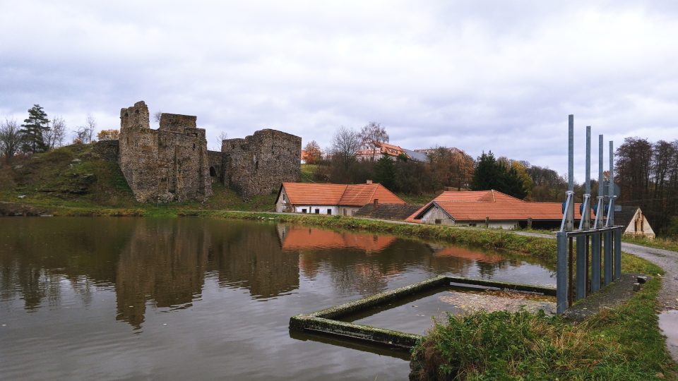 Starý zámek s mlýnem a hrází rybníka