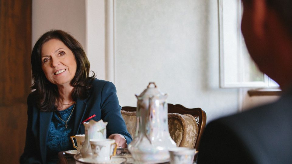 Manželka majitele zámku Marcela Lažanská při odpočinku v prvním patře zámku