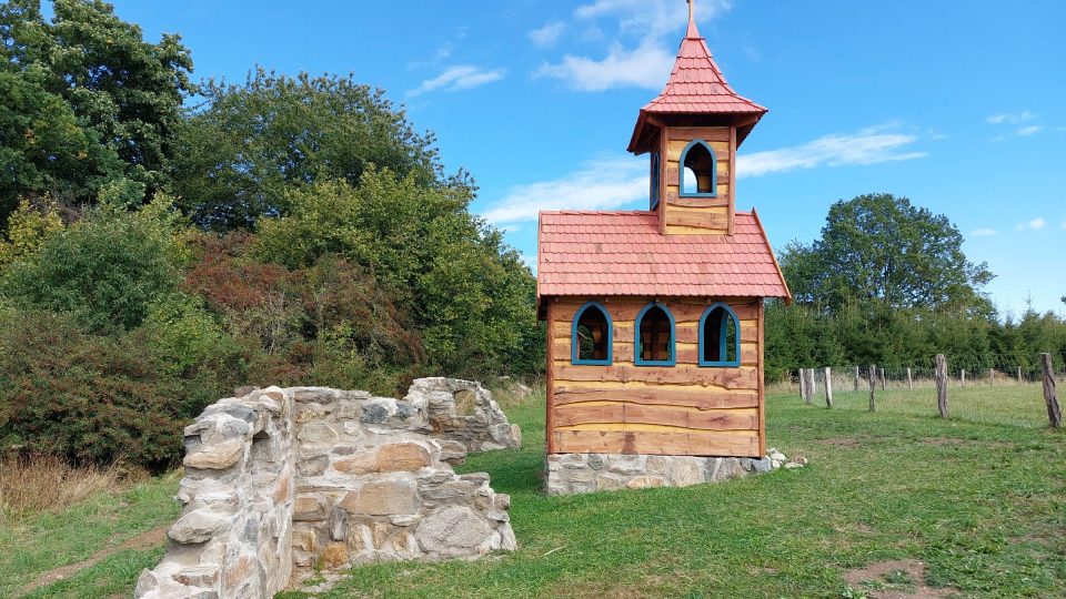 Model kapličky s funkční zvonicí připomíná zaniklou obec Dašovice