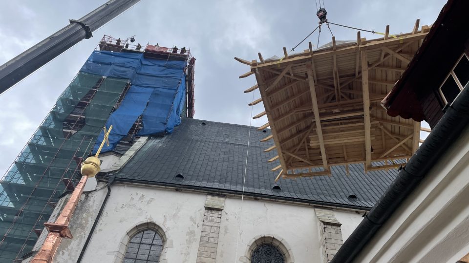Instalace kupole na kostelní věž v Doubravníku