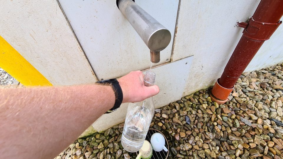 Kdo by si chtěl vzít litr vody domů, může si v kapli vzít prázdnou PET lahev