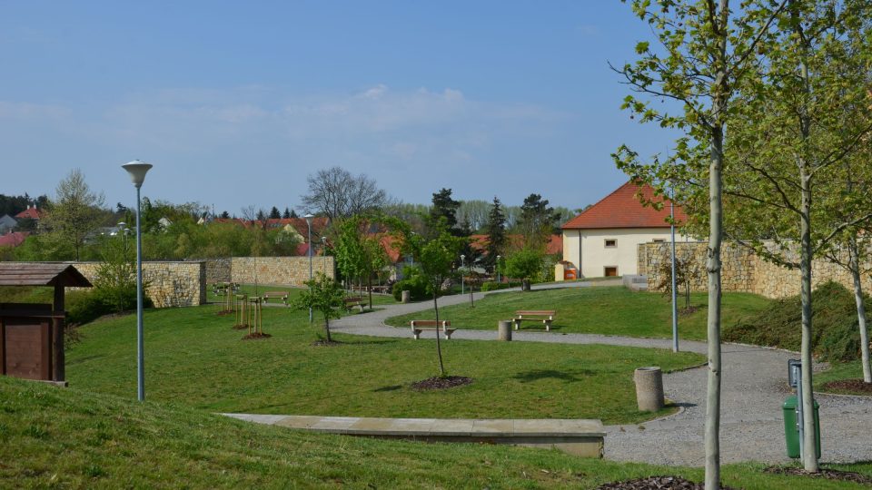 Pohled z parku k pozůstatkům tvrze a ke špejcharu.JPG