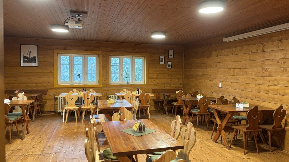 Po výstupu na rozhlednu se můžete občerstvit v sousední horské chatě Koráb | foto: Pavel Halla Po výstupu na rozhlednu se můžete občerstvit v sousední horské chatě Koráb