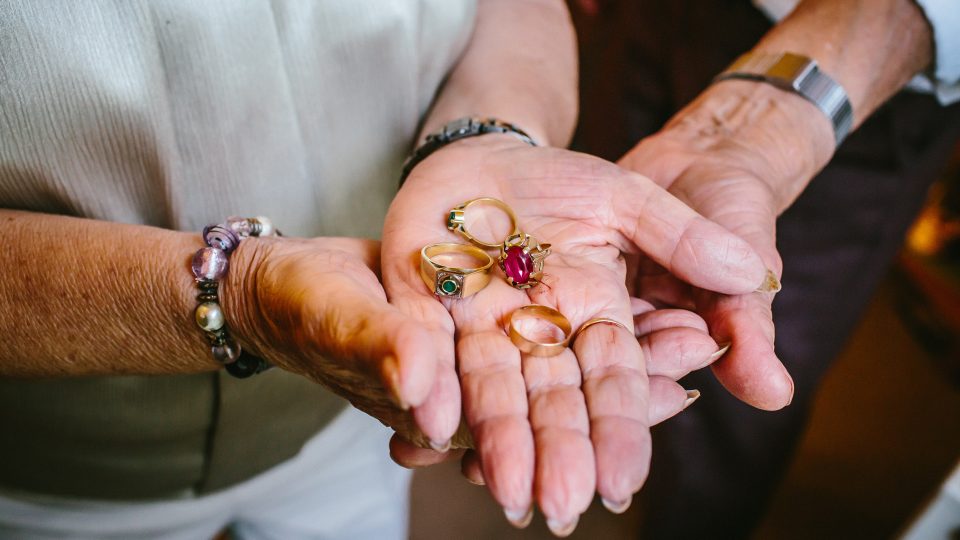 Manželé Prokešovi a jejich snubní prstýnky