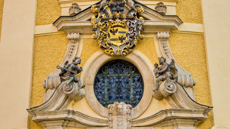 Gallasovký erb nad vchodem do hejnické baziliky | foto: Jaroslav Hoření, Český rozhlas Gallasovký erb nad vchodem do hejnické baziliky