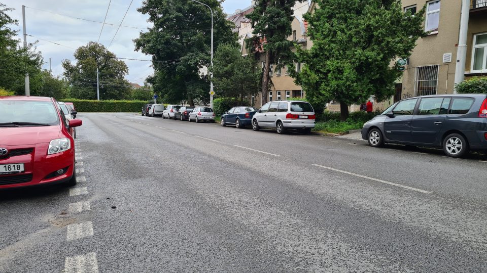 Magistrát rozšířil modré zóny směrem ke Slovanskému náměstí. Modré čáry tam kvůli nezkolaudovanému Královopolskému tunelu nešlo nakreslit všude | foto: Tomáš Kremr, Český rozhlas Magistrát rozšířil modré zóny směrem ke Slovanskému náměstí. Modré čáry tam kvůli nezkolaudovanému Královopolskému tunelu nešlo nakreslit všude