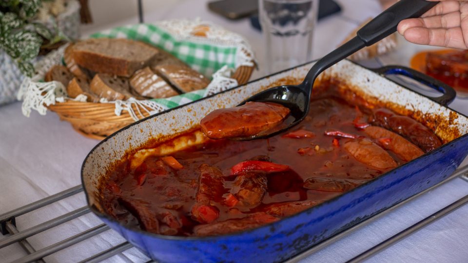 Eva Rubešová nám mimo soutěž připravila buřty na pivu