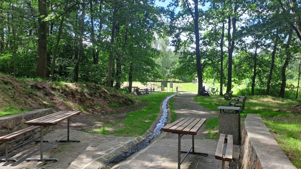 Teď je už zima, ale jindy v roce se tady spousta lidí prochází v ledové vodě v malém bazénu. Prý je to dobré na klouby i ekzémy