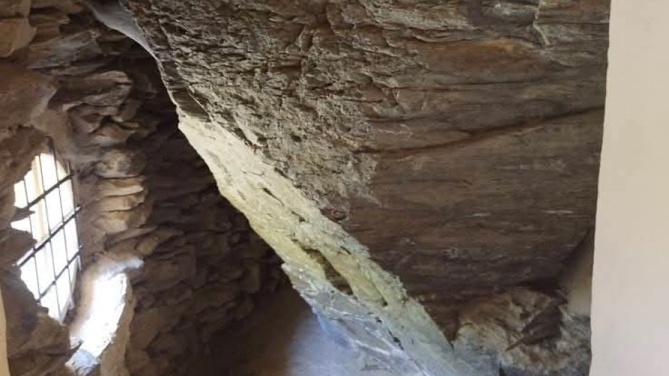 Pod rozhlednou se nachází puklina ve skále. Podle pověsti tudy čert utekl zpátky do pekla | foto: Ludvík Pouza, Zámek Chudenice Pod rozhlednou se nachází puklina ve skále. Podle pověsti tudy čert utekl zpátky do pekla