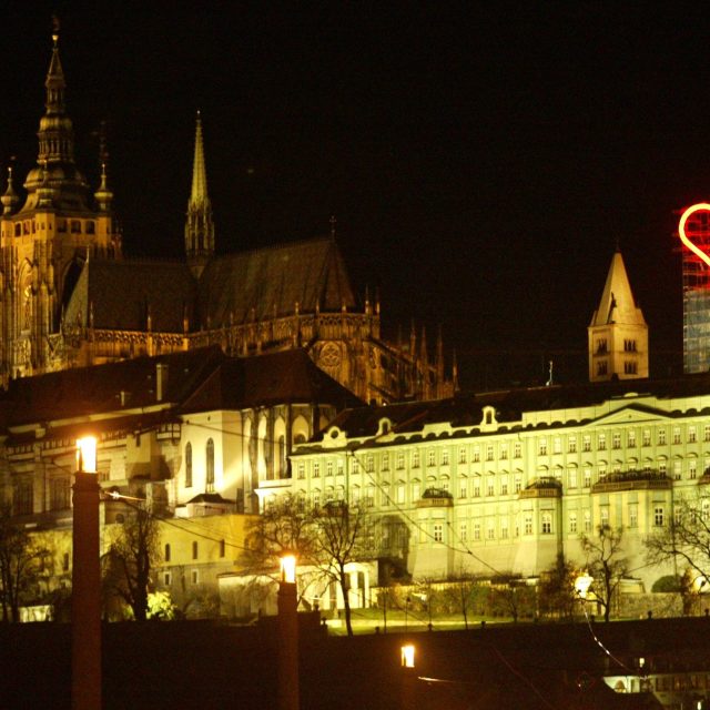 Hradčany s neonovým srdcem Jiřího Davida. | foto: Fotobanka Profimedia