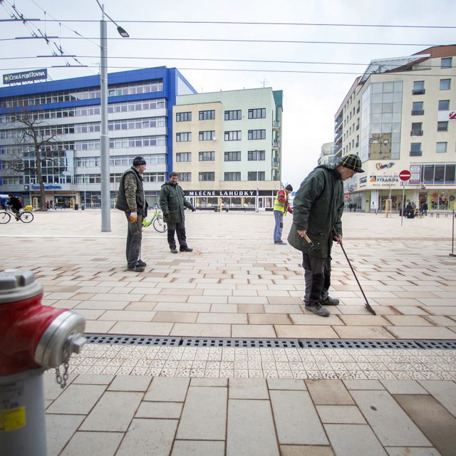 Žulová dlažba se v místě křížení s Pernerovou ulicí neosvědčila | foto: město Pardubice