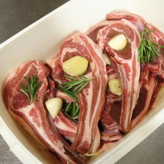 Jehněčí kotletky v pekáčku | foto: Petr Jindra