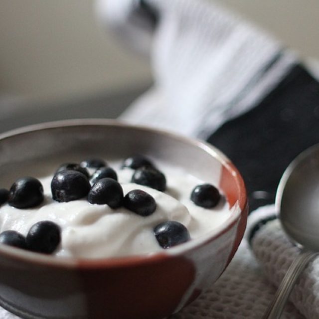 Domácí jogurt můžete doplnit o sezónní ovoce nebo vločky | foto: Fotobanka Pixabay