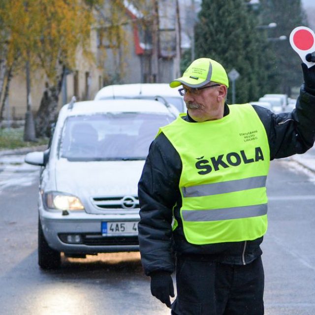 Senioři pomáhají libereckým policistům bezpečně převádět děti přes přechod | foto: Jan Král,  Město Liberec