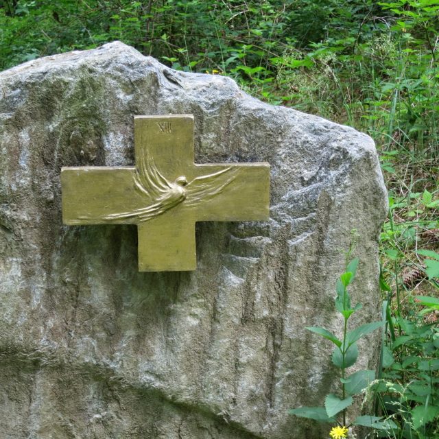 Detail Křížové cesty v lese nedaleko Níhova od Lubomíra Laciny. | foto: Petr Veselý