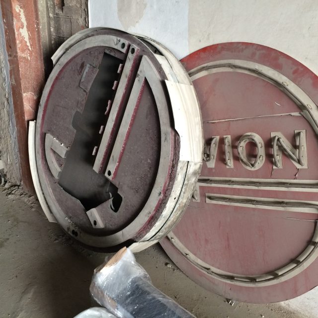 Původní vývěsní štít hotelu. | foto: Tomáš Jelen,  Český rozhlas