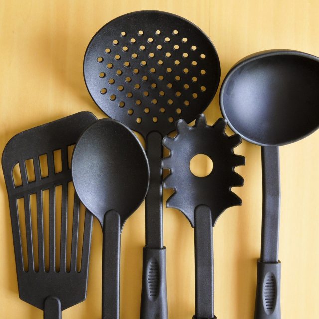 Plastové nádobí | foto: Carlo Sardena