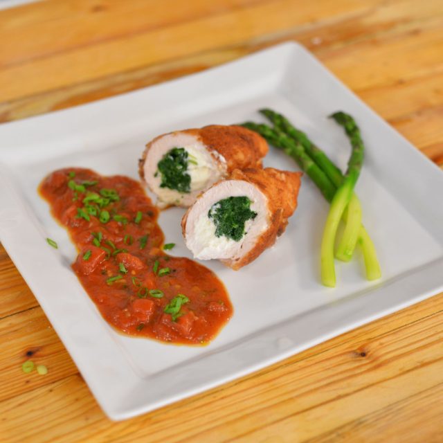 Sametový kuřecí závitek plněný sýrem a špenátem | foto: Martin Čuřík