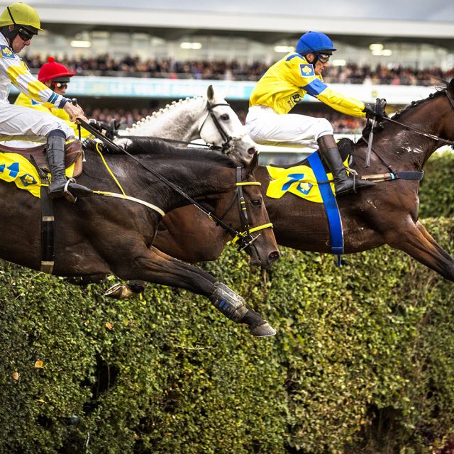 Nevidomým dění na závodišti přibližuje speciální komentář rozhlasových reportérů | foto: Tomáš Kubelka
