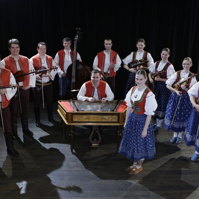 Cimbálová muzika Kašava s primášem Petrem Králem. | foto: Archiv CM Kašava