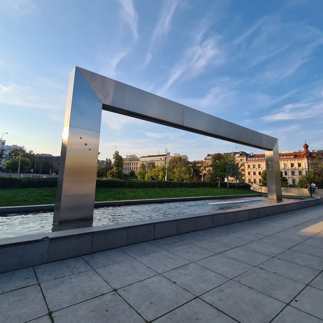 Na piazettě před Janáčkovým divadlem převažuje světlá dlažba,  je tam kašna i stromy | foto: Tomáš Kremr,  Český rozhlas