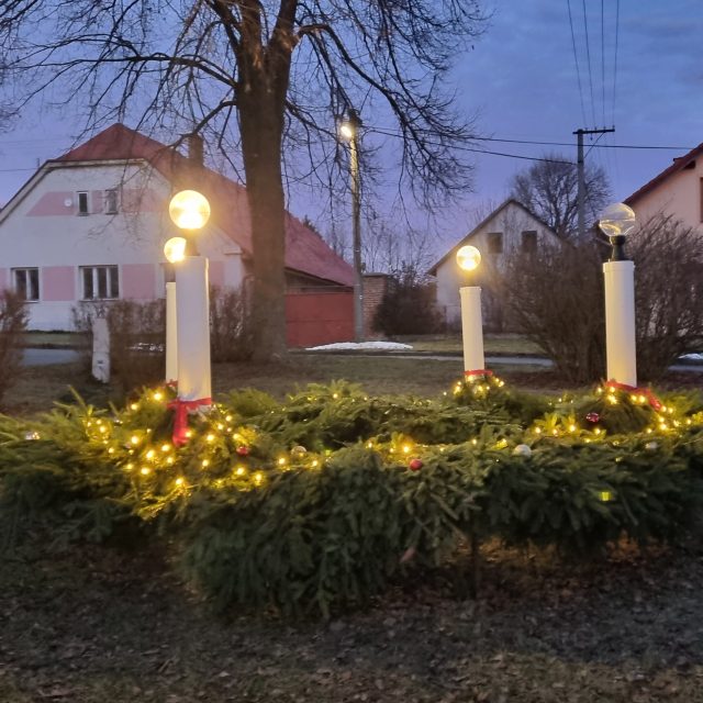 Adventní věnec z kolotoče vytvořili ve Věžnici | foto: Daniel Zach,  Český rozhlas