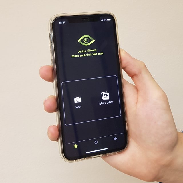 Aplikace EyeCheck odhalí leukokorii nebo-li bělavý svit zornice | foto: Ivana Chatrná