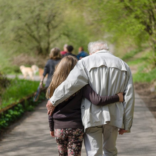 Vnučka a dědeček,  ilustrační | foto: Janosch Lino,  Unsplash,  Licence Unsplash
