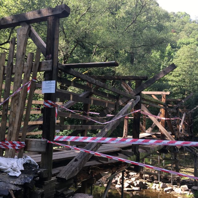 Most porušila vlhkost natolik,  že ho městys nechal loni v létě uzavřít | foto: Hana Florianová