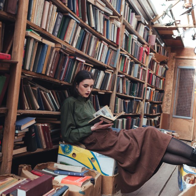 Mladá žena,  knihy,  knihovna,  antikvariát  (ilustrační foto) | foto: Profimedia