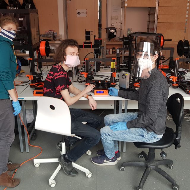 Dobrovolníci z Brna začali vyrábět ochranné štíty pro zdravotníky | foto: Ivana Chatrná,  Český rozhlas