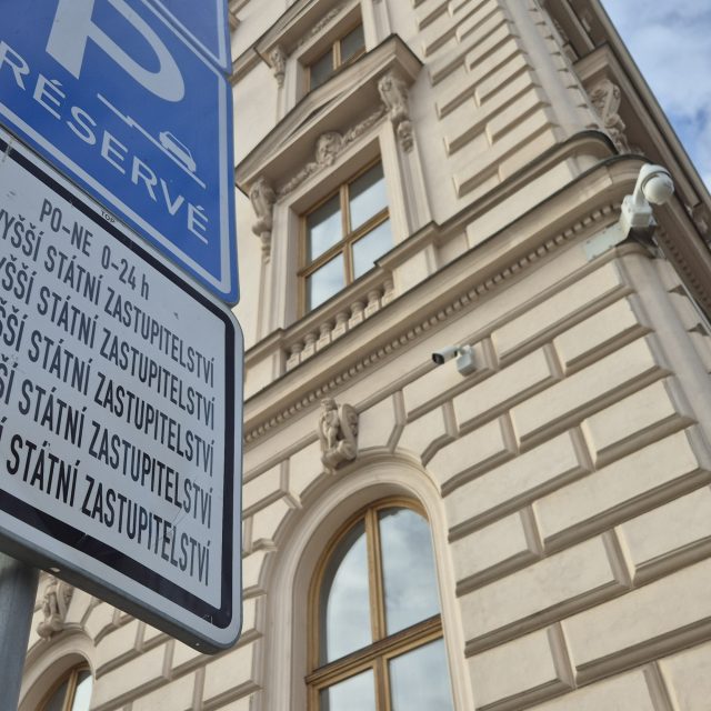 Brno chce zrevidovat desítky parkovacích míst ve městě,  které si nepřetržitě pronajímají veřejné instituce | foto: Tomáš Kremr,  Český rozhlas