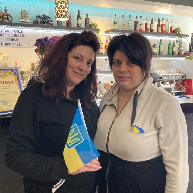 Paní Anna a Tetyana v restauraci na ÚAN Zvonařka | foto: Petr Tichý,  Český rozhlas